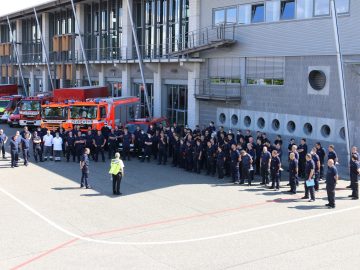 Aufstellung Verband an der Landesfeuerwehrschule.